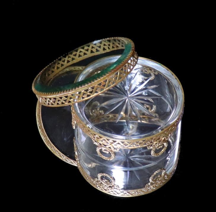 オールド・バカラ 1880年頃 ブロンズ装飾小物入れ 切子 花つなぎ文様とリボン