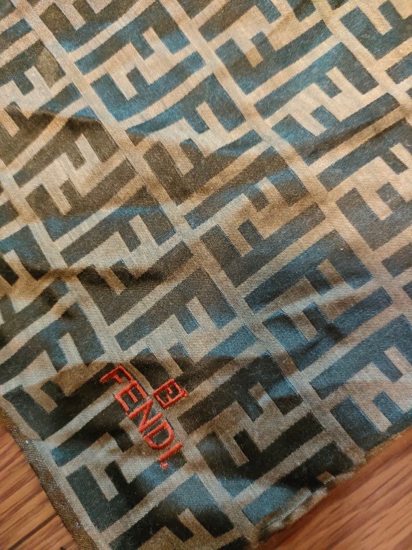 b27 超美品　フェンディ　ズッカ　FENDI　スカーフ　シルク100