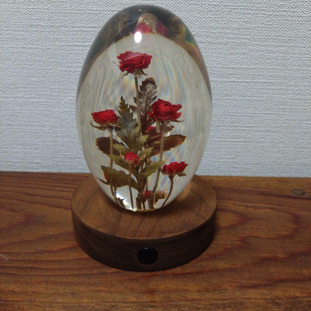 エッグ型クリスタルオブジェ 赤いバラ
