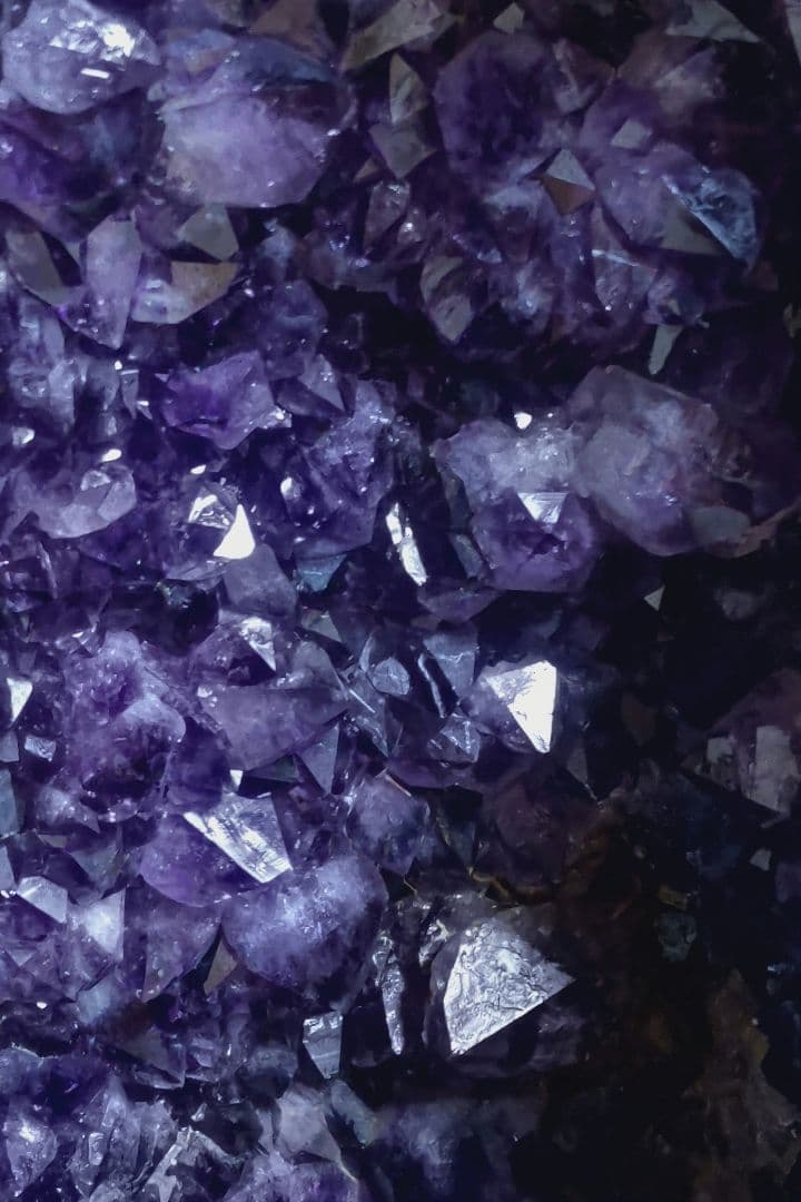 時を宿す紫ー静かに場を整えるアメジスト原石ー