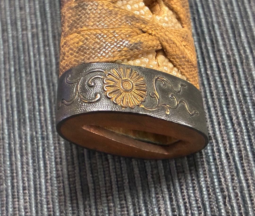 刀装具　柄前　古金工風赤銅魚子地菊紋図縁金具　虎の図目貫　鉄製透かし法螺貝の図