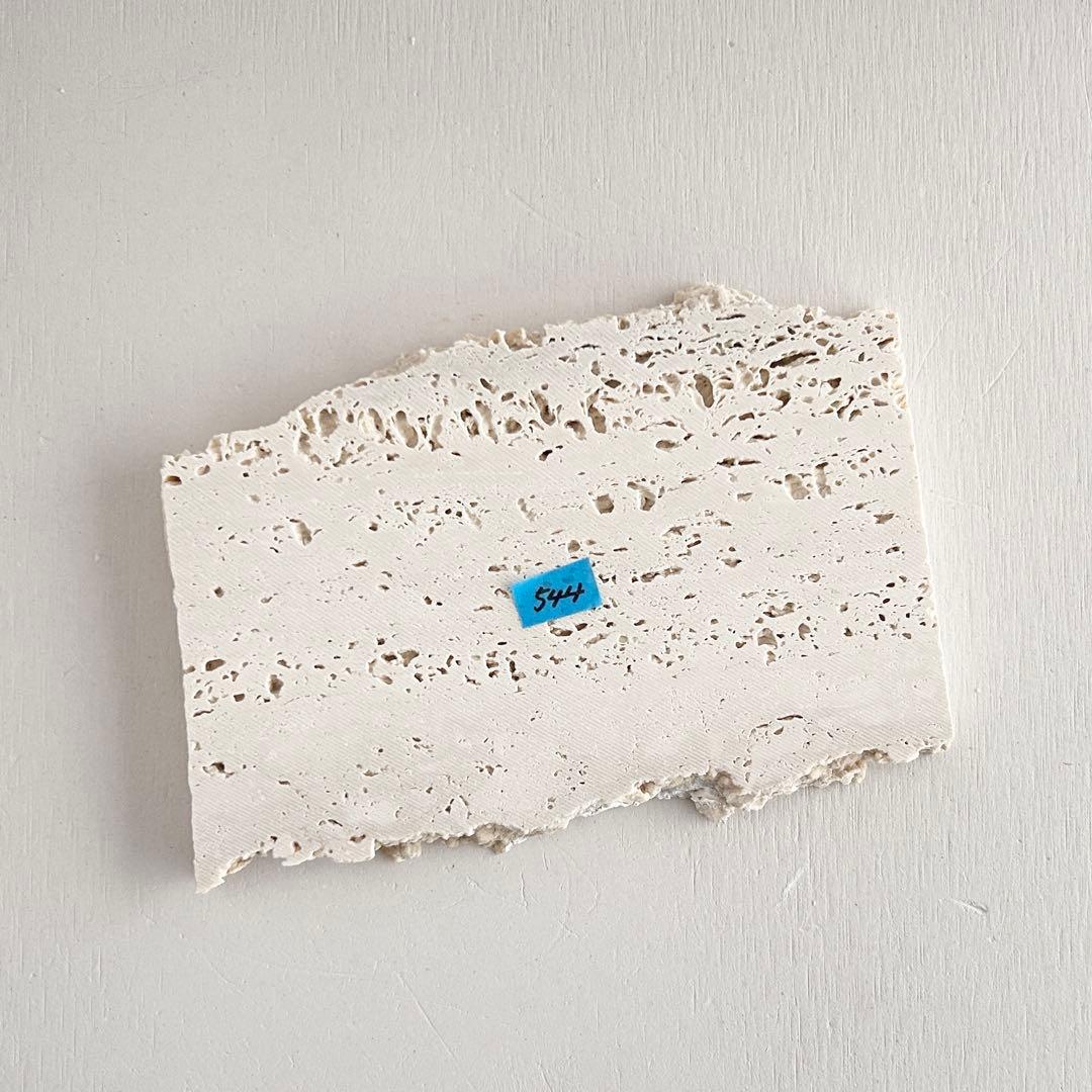 544ロマノトラバーチン（大理石端材プレート）