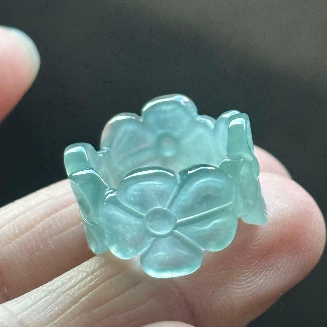 グアテマラ産　天然本翡翠　A貨　氷種　花彫り　幅広　5号