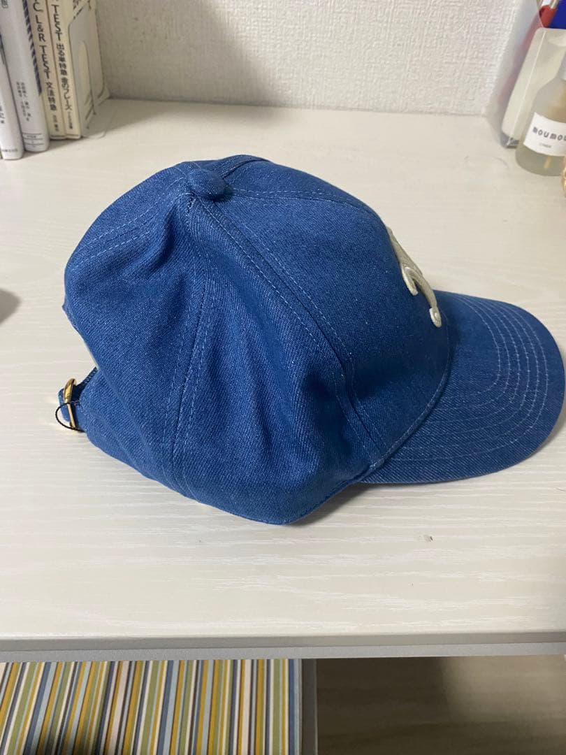 デニム生地の刺繍ロゴベースボールキャップ
