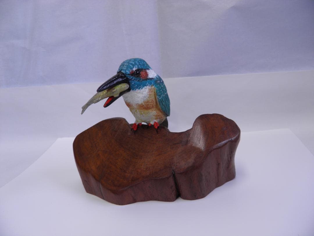 木彫りの鳥　カワセミ餌取り