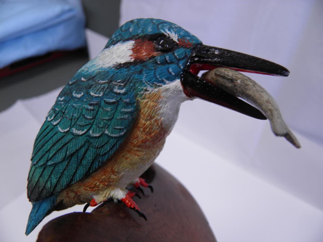 木彫りの鳥　カワセミ餌取り