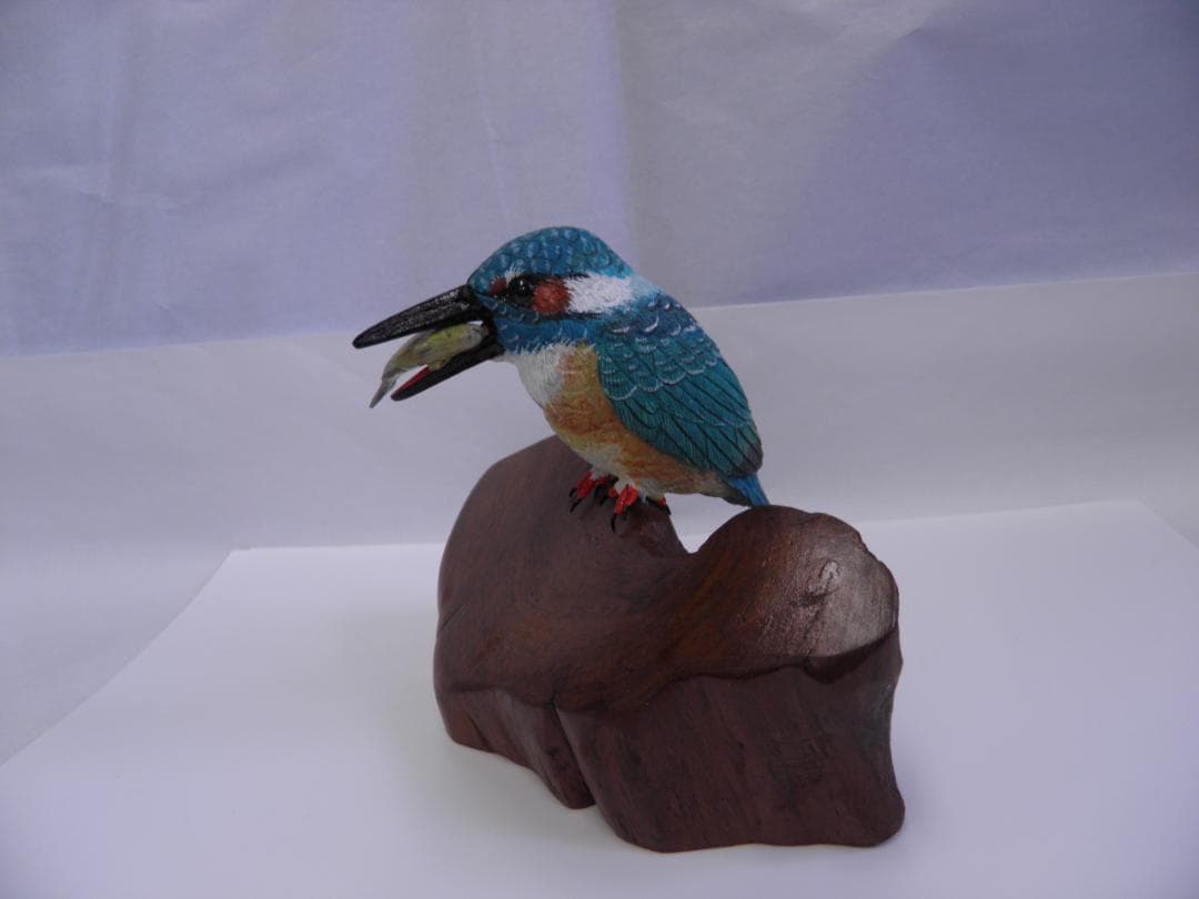 木彫りの鳥　カワセミ餌取り