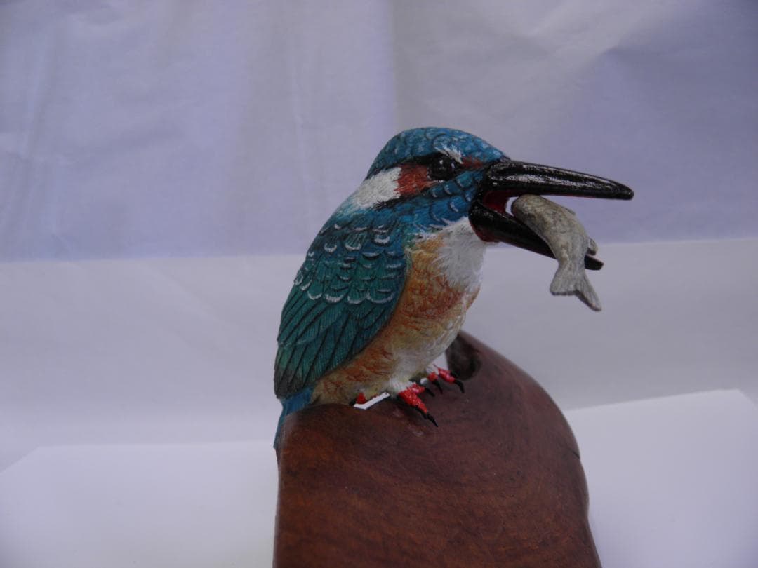 木彫りの鳥　カワセミ餌取り