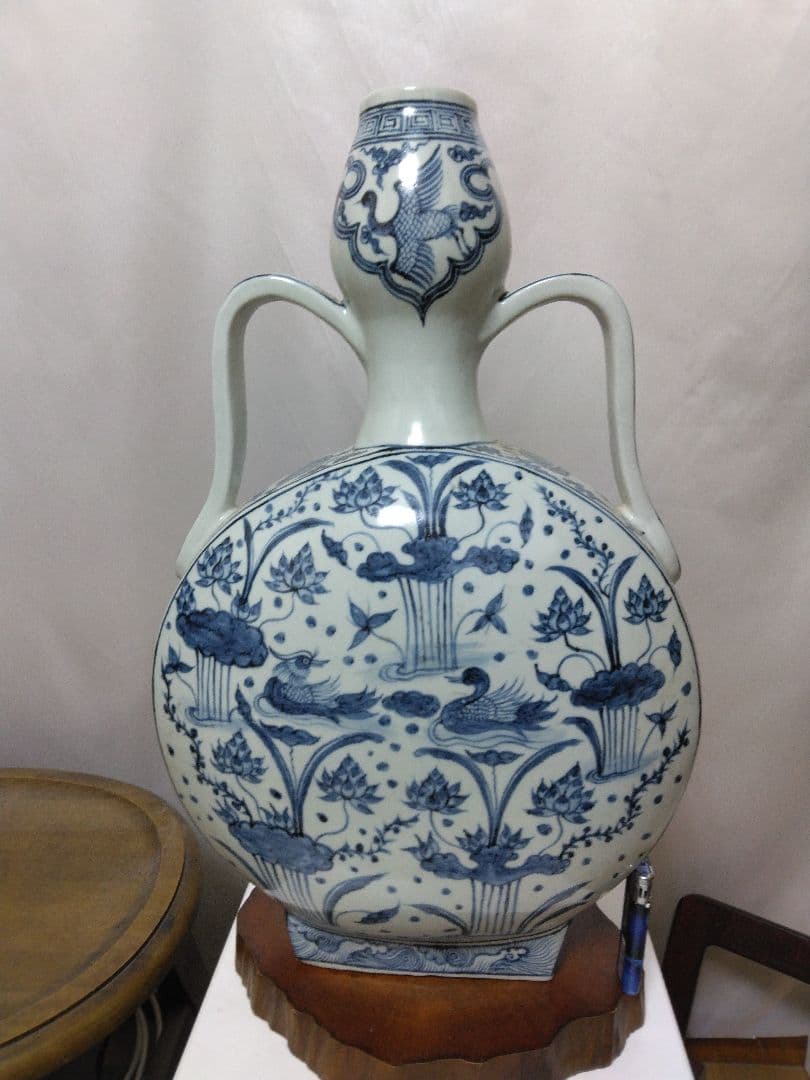 中国美術。青花蓮池水禽紋偏壺。