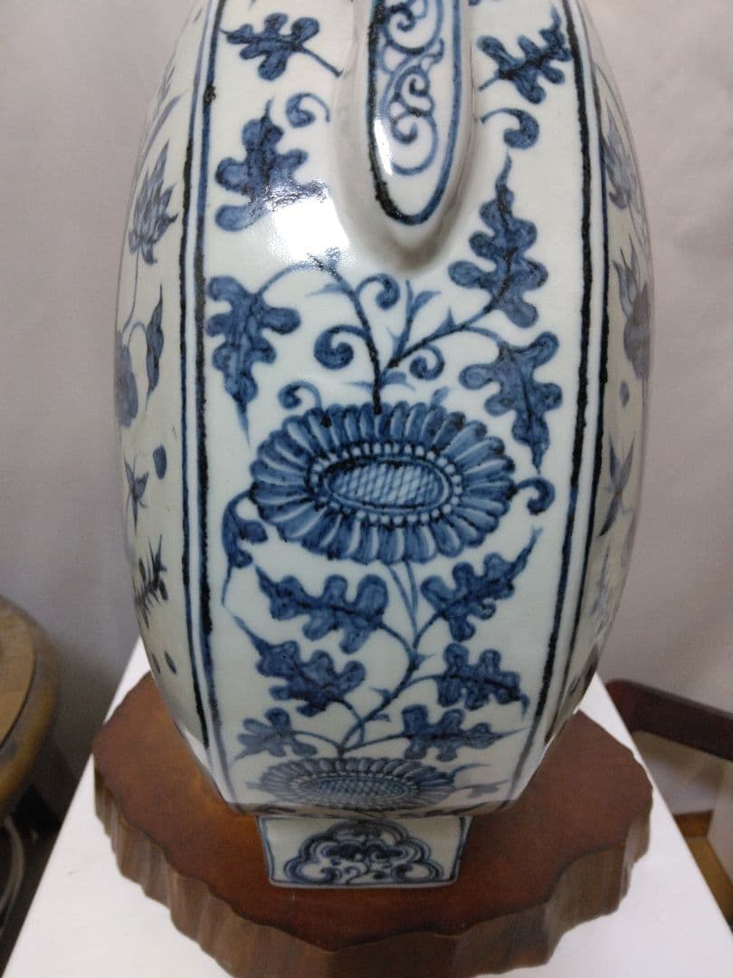 中国美術。青花蓮池水禽紋偏壺。