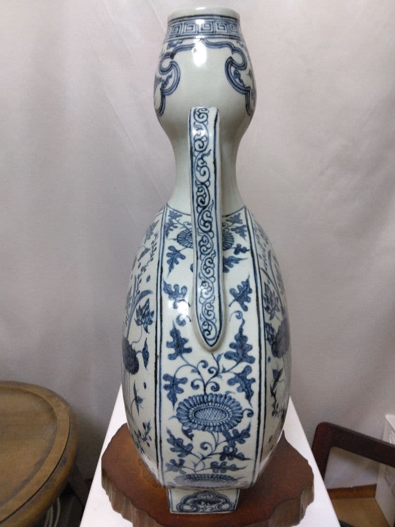 中国美術。青花蓮池水禽紋偏壺。