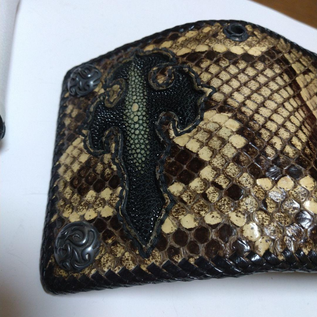 ヘビ皮 クロスモチーフ 二つ折り財布