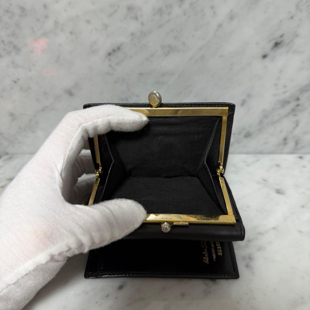 サルヴァトーレフェラガモ 三つ折り財布 ブラック ゴールド ヴァラリボン がま口