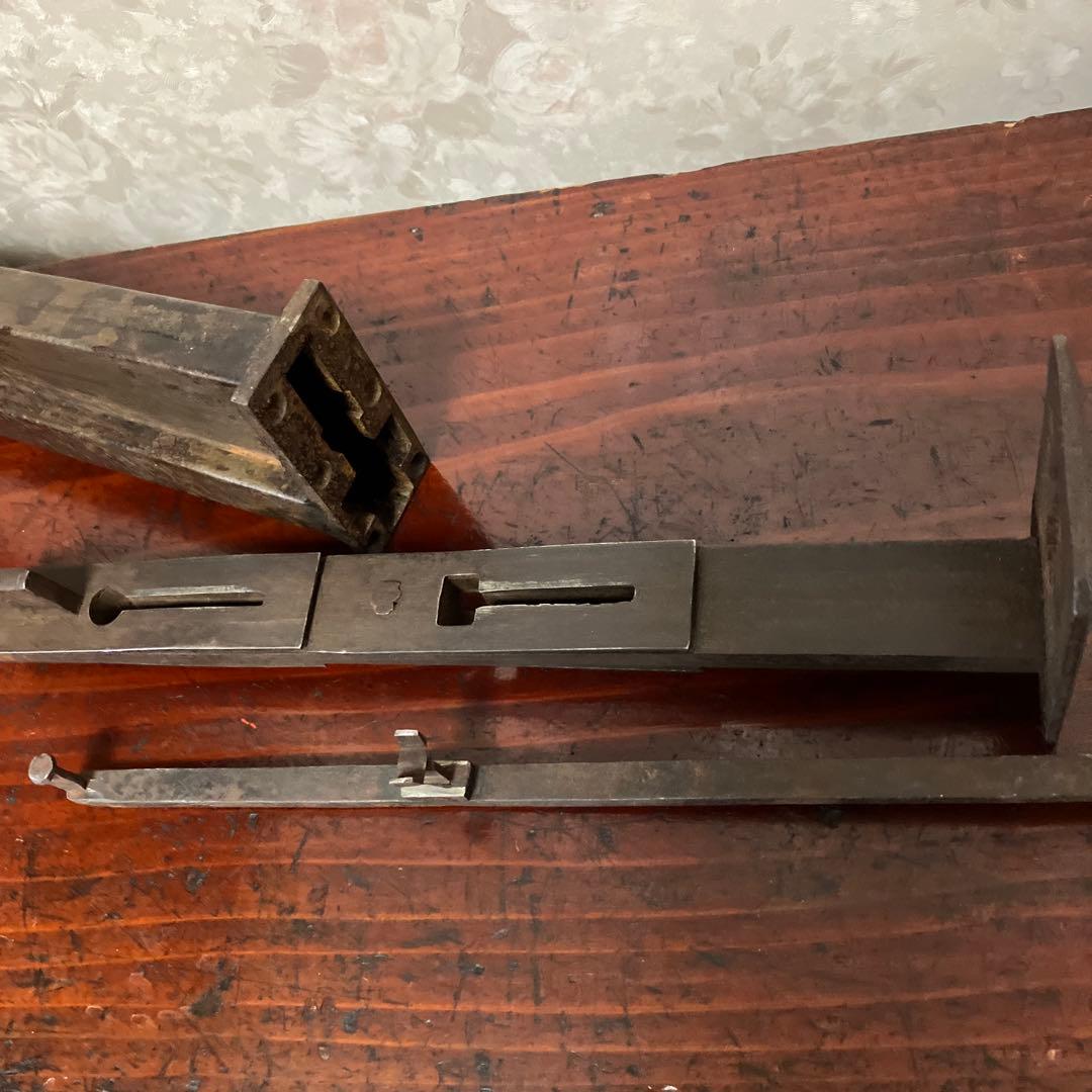 古い特大の錠前と鍵と思われますが果たして？