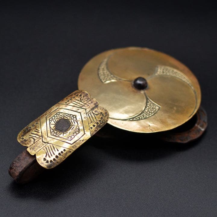 江戸　馬飾り　真鍮　家紋　杏葉(ぎょうよう) 右三つ巴紋