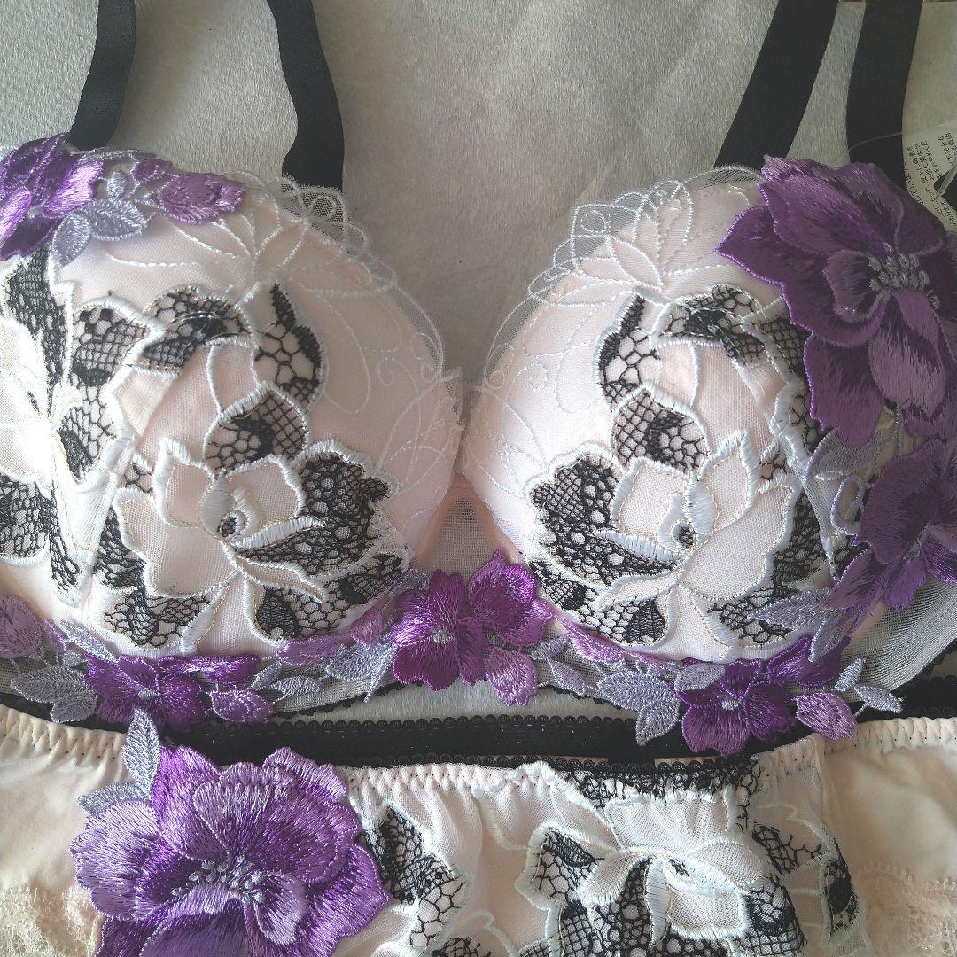 【本日限りお値下】匿名配送【新品タグ付き サルート22グループ　ブラ＆ショーツ】