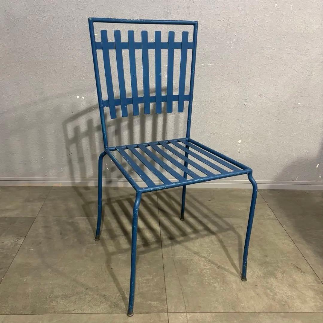 青い金属製ガーデンチェア　アンティーク