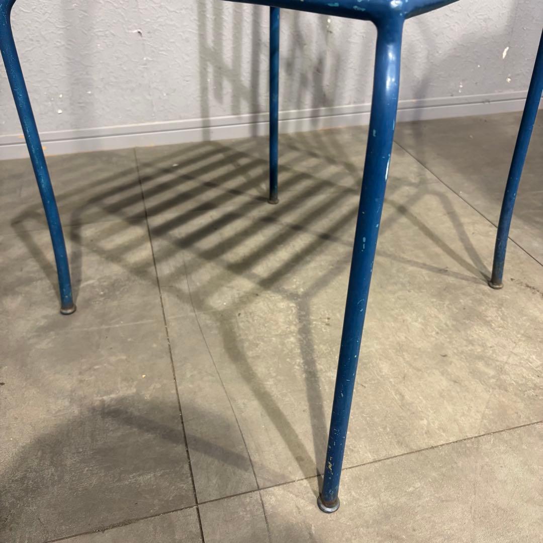 青い金属製ガーデンチェア　アンティーク