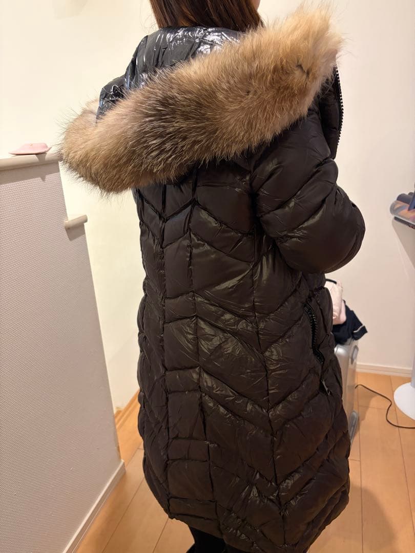 ファー付きダークブラウンロングダウンジャケット　モンクレール