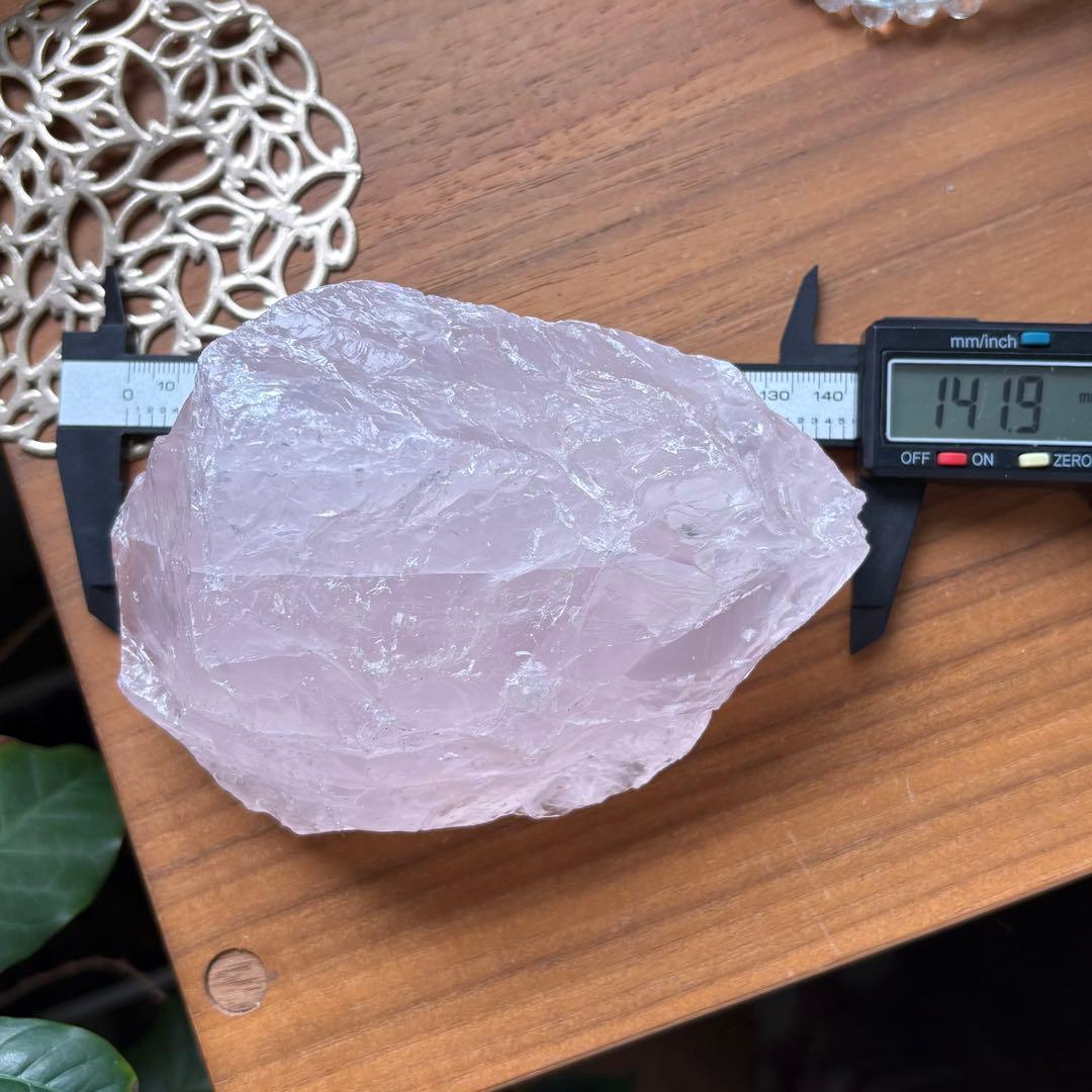 天然石 マダガスカル産のローズクォーツ原石943g