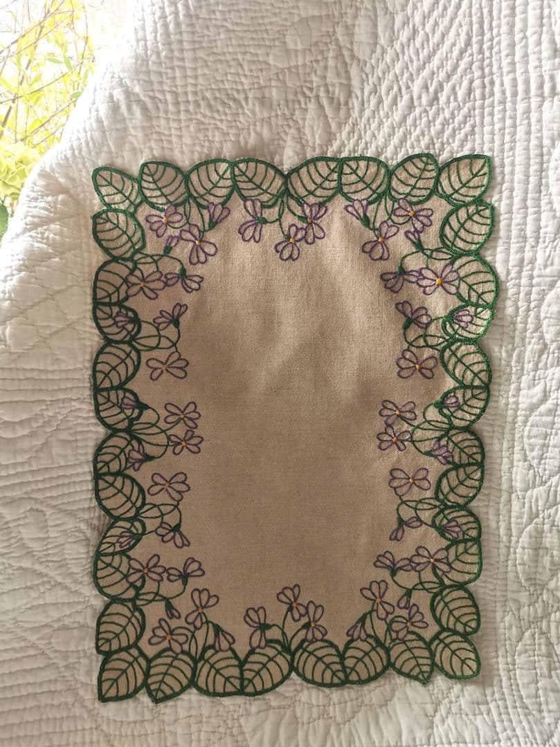 アンティーク/ヴィンテージ フランス 菫の葉と花のカットワーク刺繍 リネンクロス