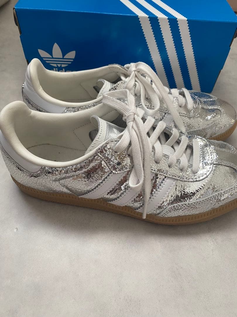 adidas アディダス　シルバー スニーカー