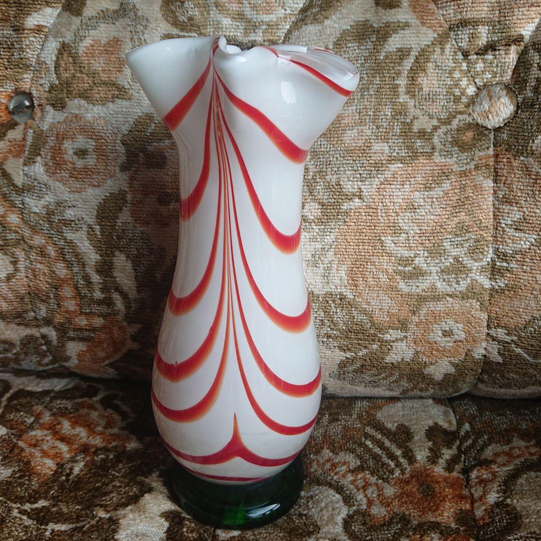 流線型ガラス花瓶 白と赤のマーブルカラーポップ