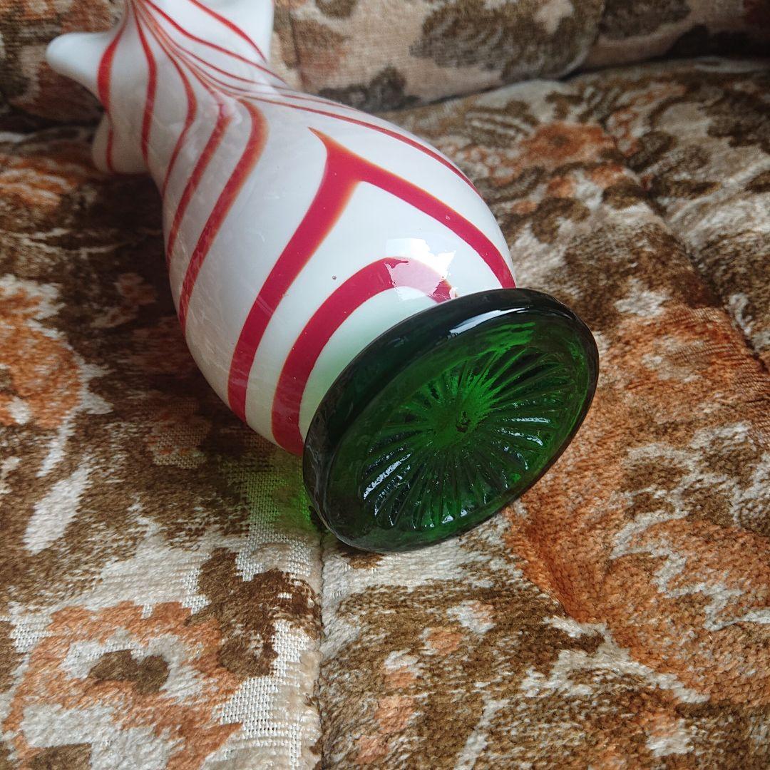 流線型ガラス花瓶 白と赤のマーブルカラーポップ