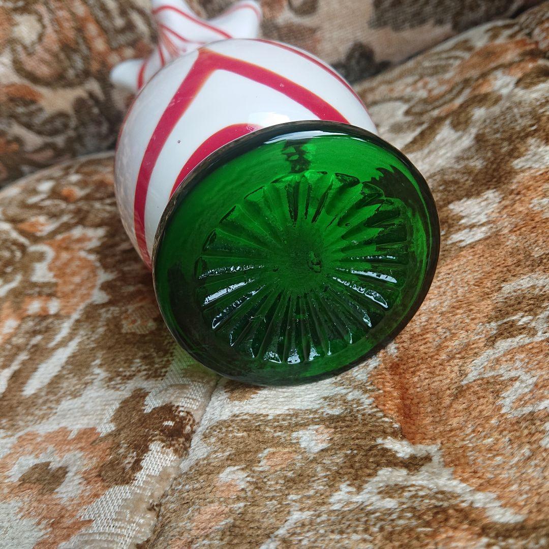 流線型ガラス花瓶 白と赤のマーブルカラーポップ