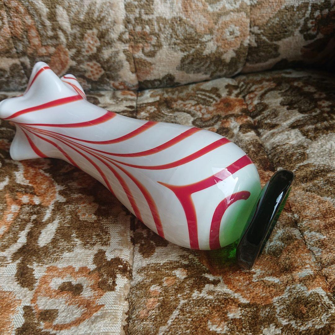 流線型ガラス花瓶 白と赤のマーブルカラーポップ