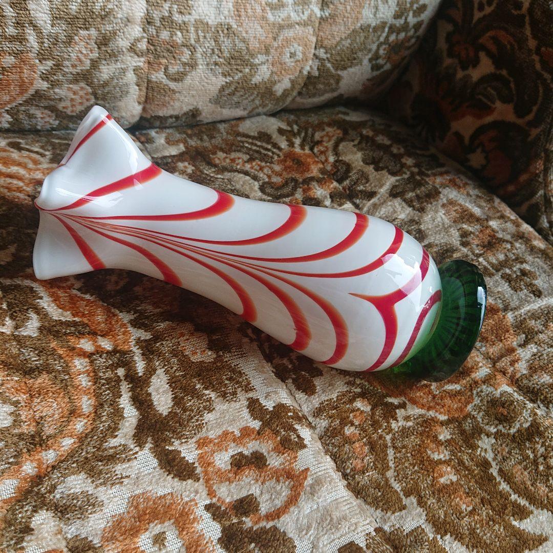 流線型ガラス花瓶 白と赤のマーブルカラーポップ