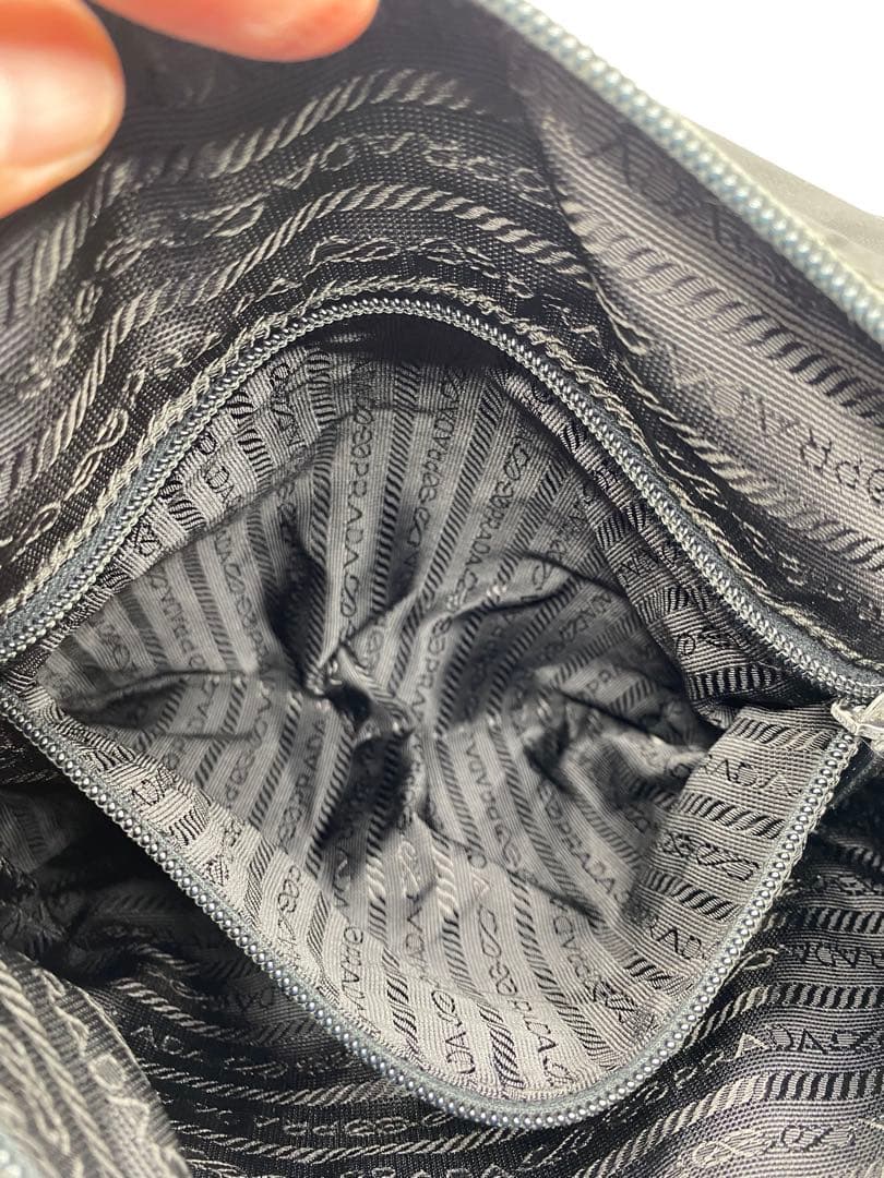 PRADA ナイロン×レザー　レディース　ショルダーバッグ　斜めがけ　三角ロゴ