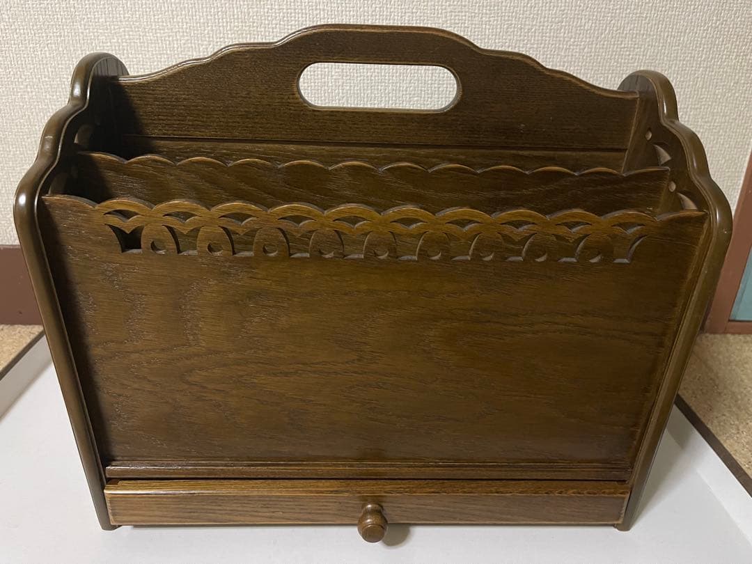 パリの雑貨屋シリーズのアンティーク調の木製マガジンラック