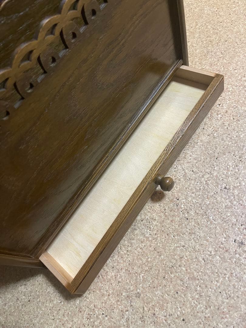 パリの雑貨屋シリーズのアンティーク調の木製マガジンラック