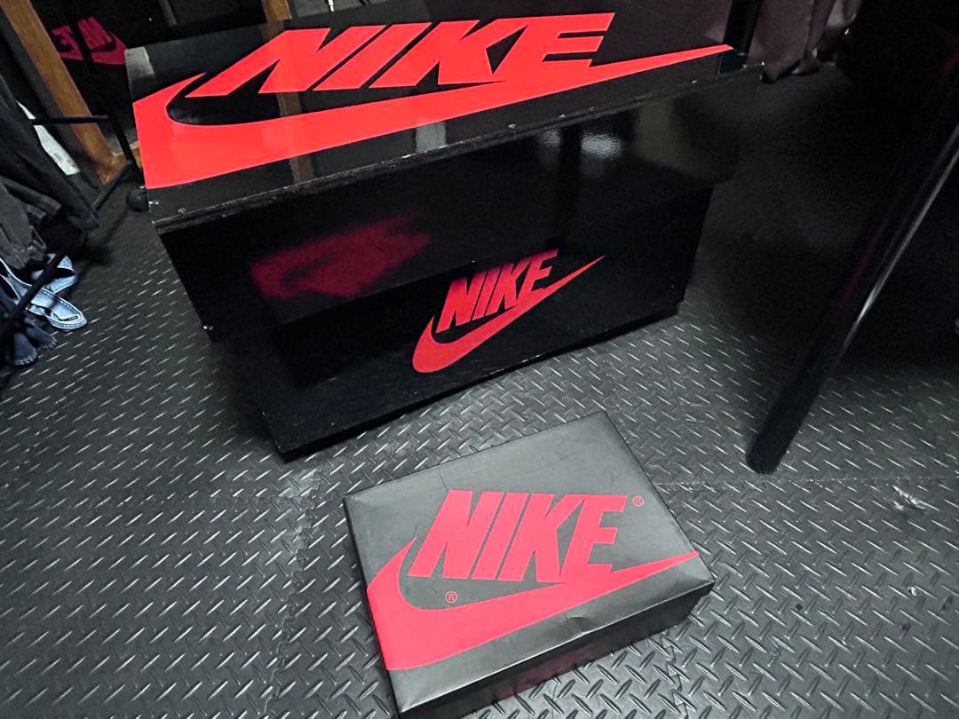 巨大スニーカーボックス　シューズボックス　インテリア　収納