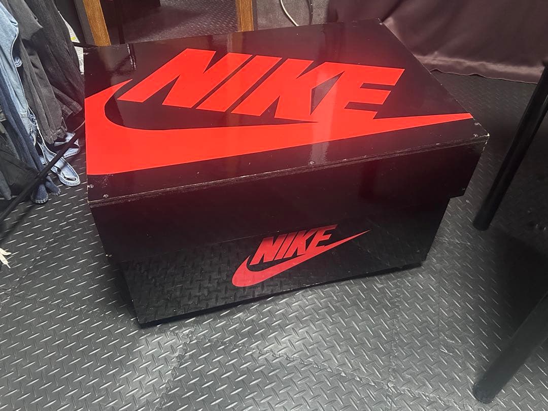 巨大スニーカーボックス　シューズボックス　インテリア　収納