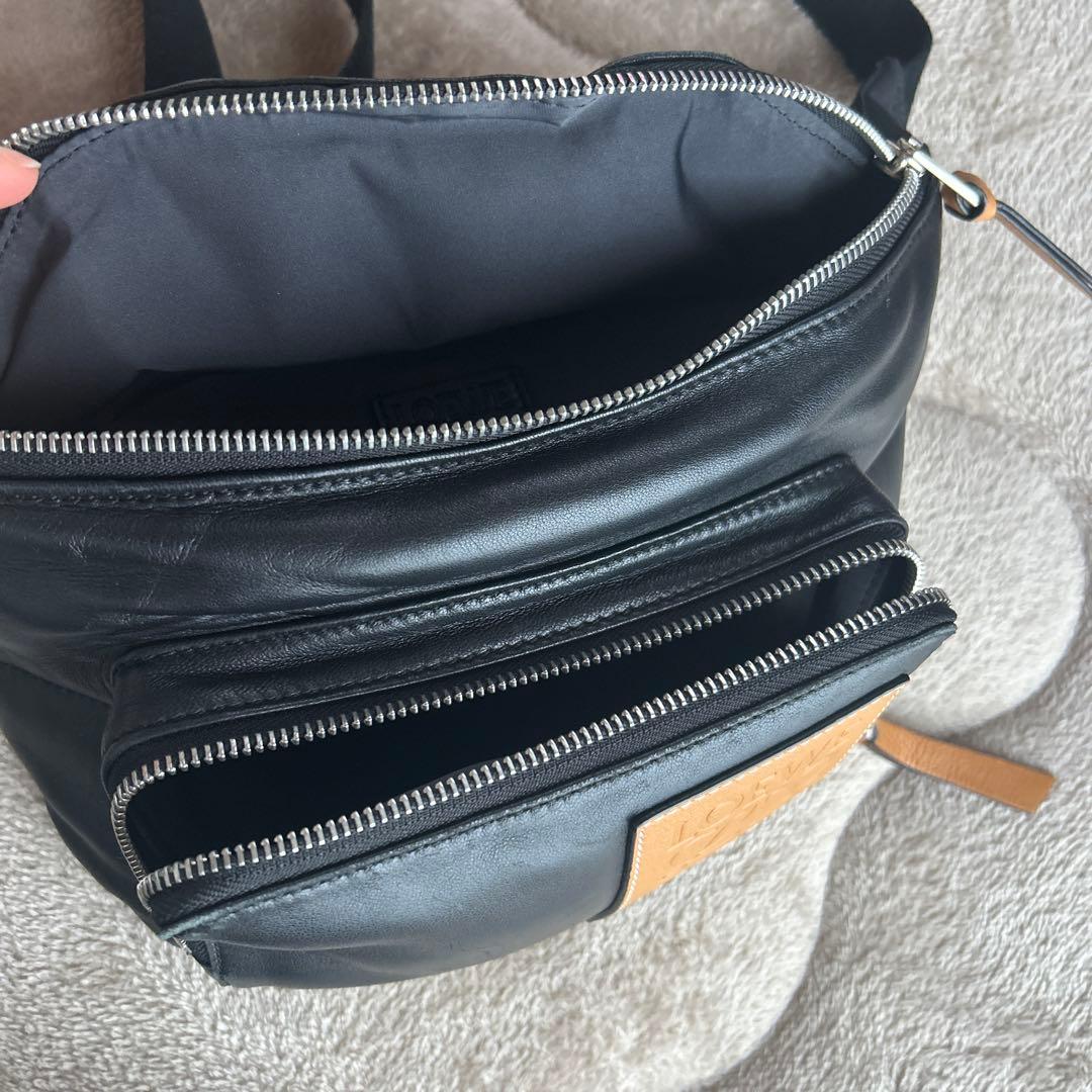 美品　LOEWE ブラックレザー ボディバッグ