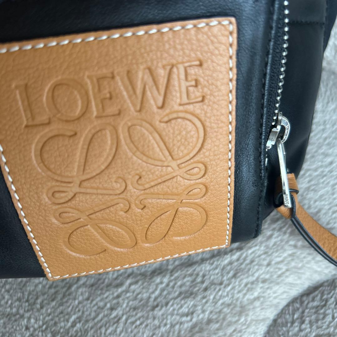 美品　LOEWE ブラックレザー ボディバッグ