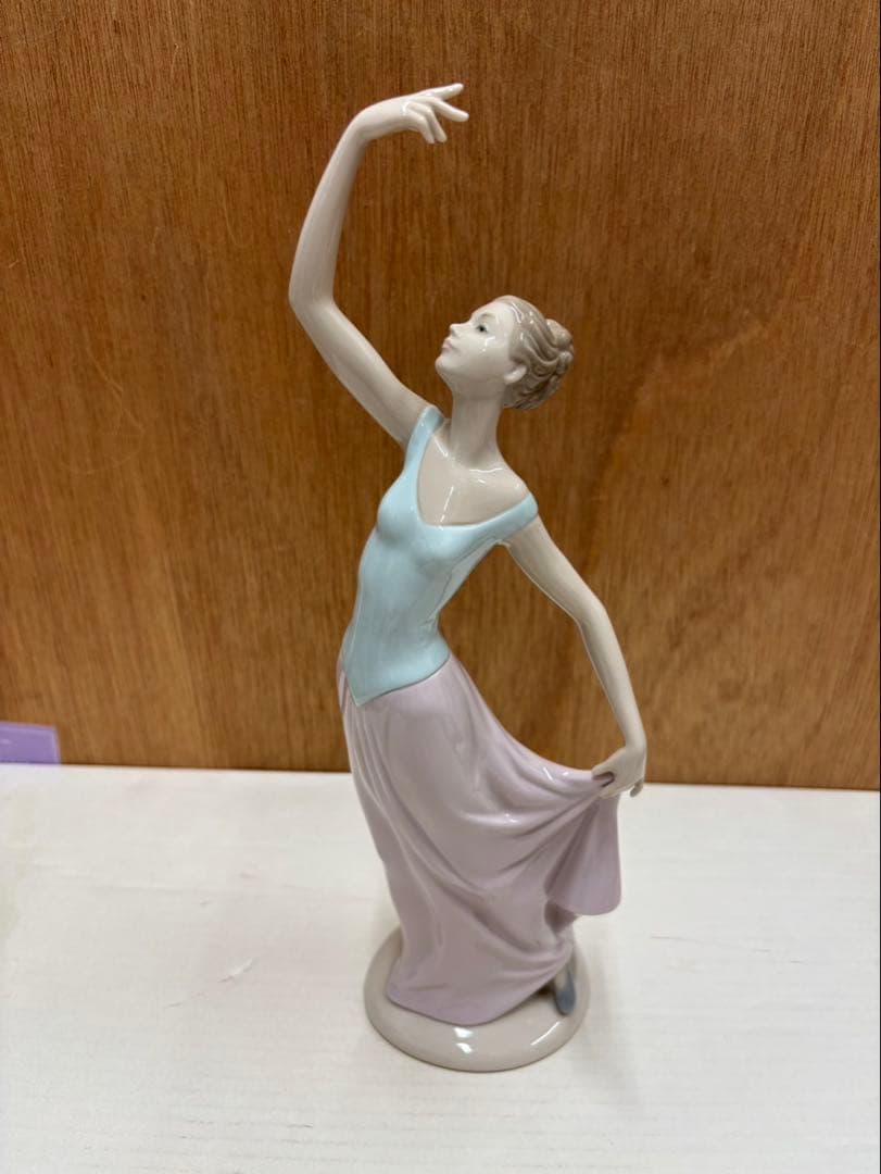 リヤドロ ( ナオ ) 踊る少女 フィギュア