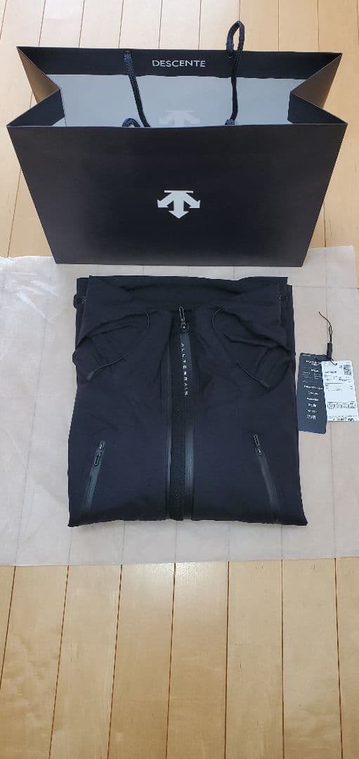 新品同様　2025年購入　デサントオルテライン　クレアス　黒　M