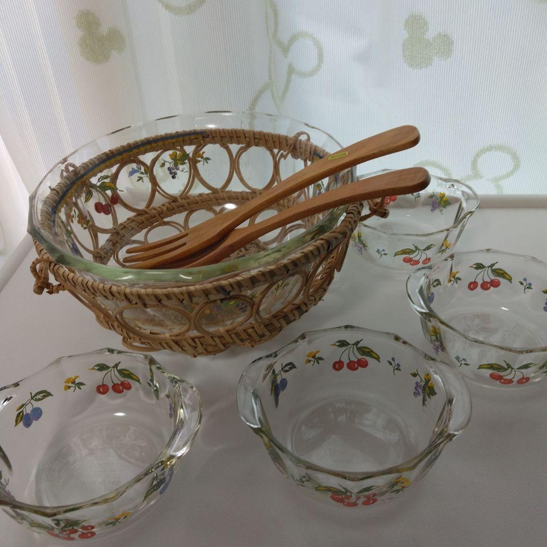 【PYREX パイレックス】耐熱ガラスボールとラタンのバスケット