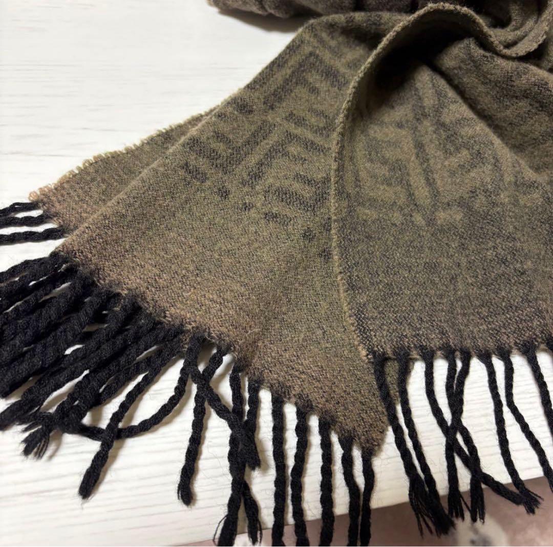 【美品】FENDIズッカ柄マフラー良品ユニセックス フリンジ付き