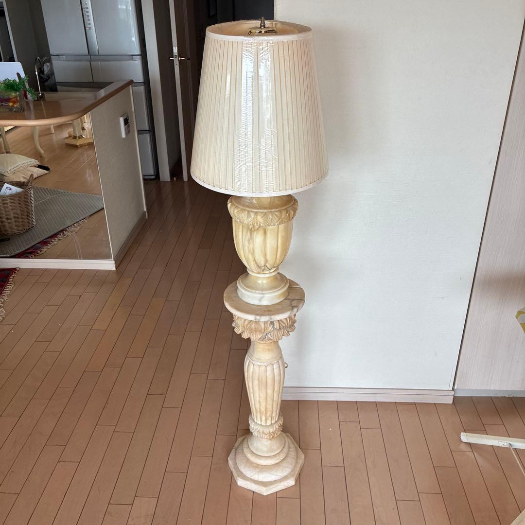 クリーム色クラシックフロアスタンド
