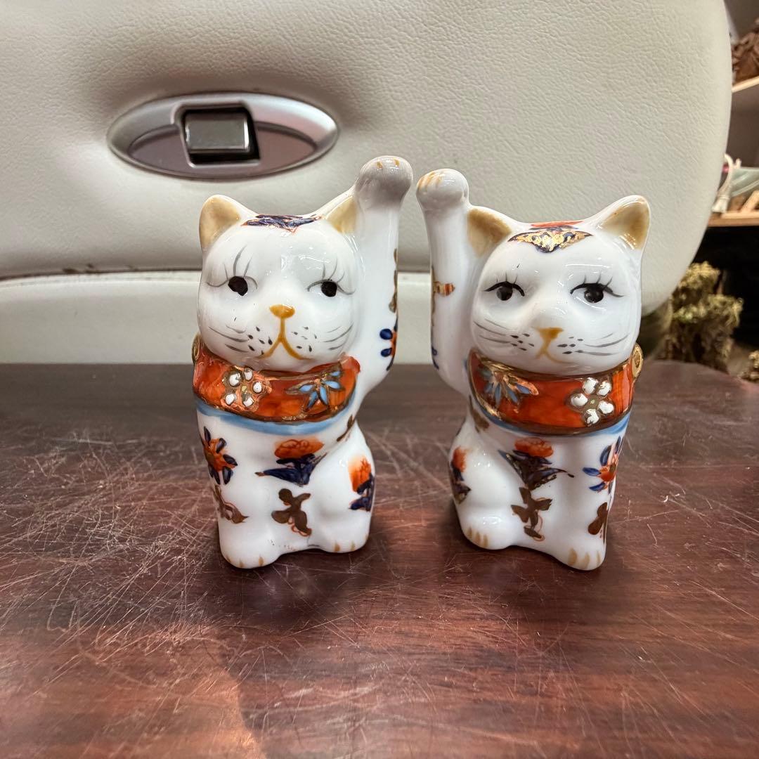 ＡＴー２０２ とても珍しい頭より手の高い招き猫 陶器製 花柄装飾 3体セット