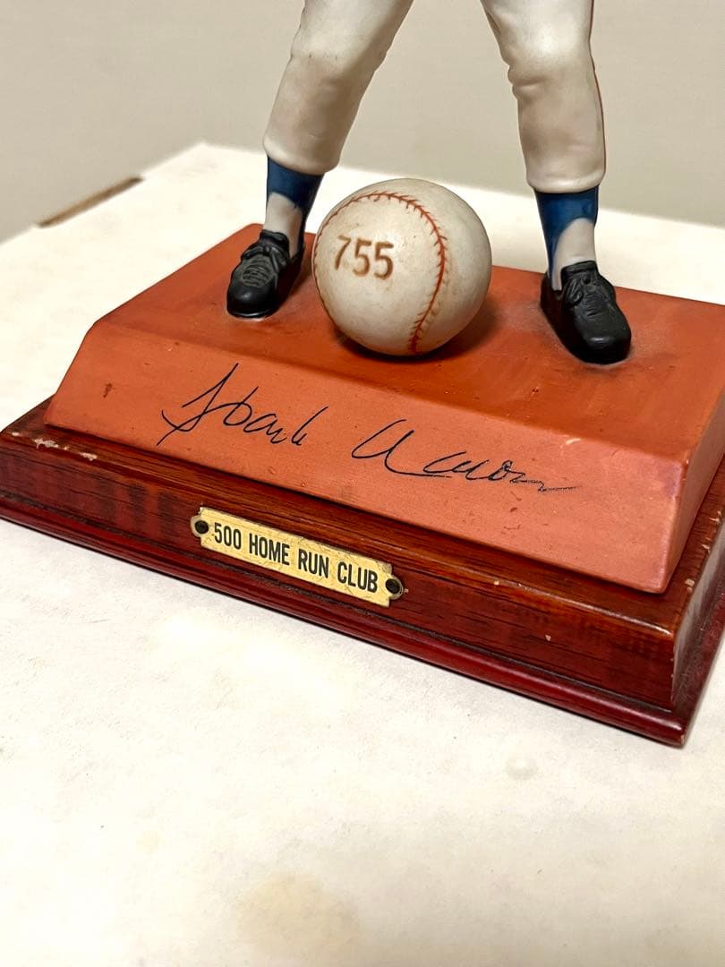 ハンクアーロンのホームラン755号記念フィギュア(陶器)