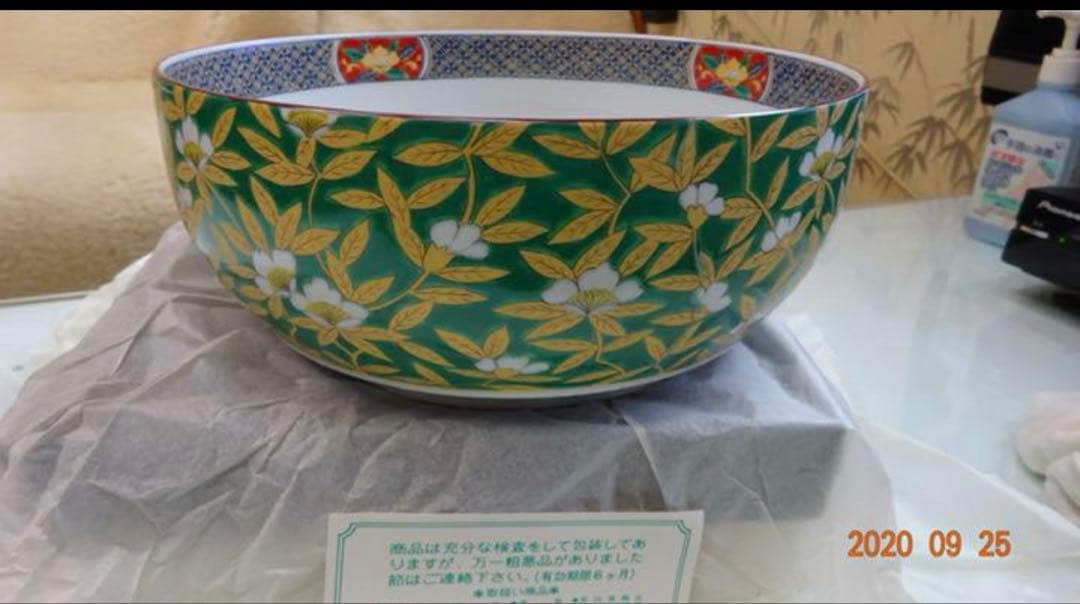 美しいデザインの陶器製ボウル