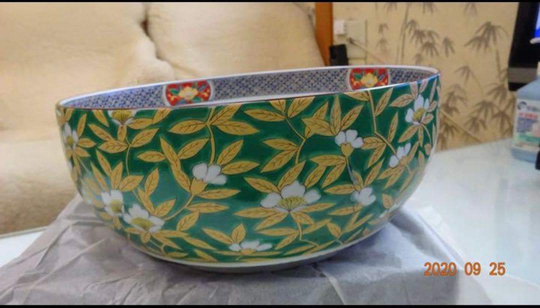 美しいデザインの陶器製ボウル