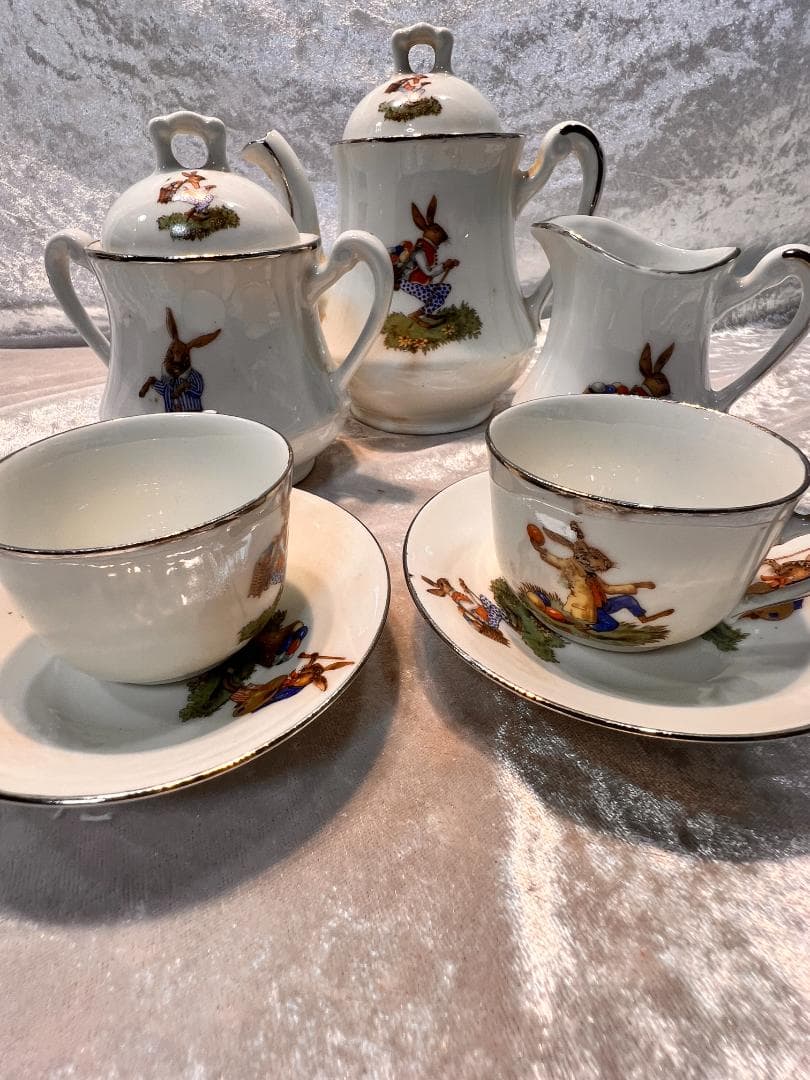 ポット　ミルク　シュガー　カップ＆ソーサー２個のセット 金彩　手描き