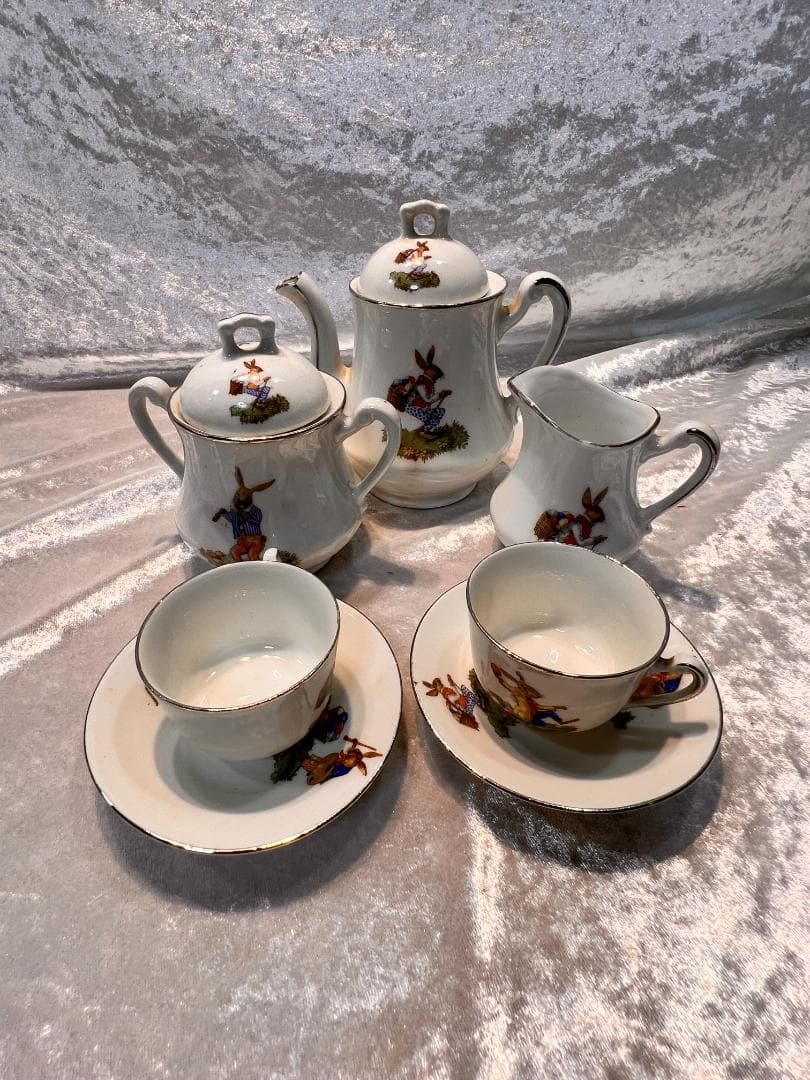 ポット　ミルク　シュガー　カップ＆ソーサー２個のセット 金彩　手描き