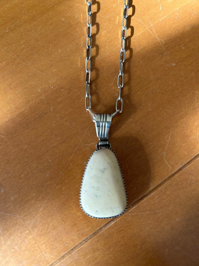 ホワイトバッファローネックレス